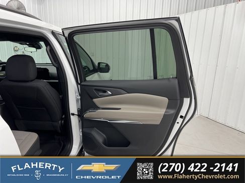 Used 2025 Chevrolet Traverse LT w/ Driver Confidence Package FWD image 12