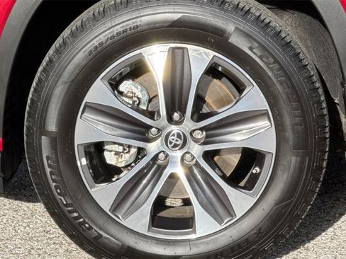 Certified 2021 Toyota Highlander XLE image 26