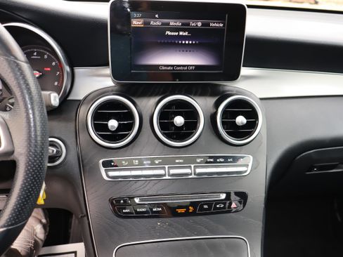 Used 2019 Mercedes-Benz GLC 300 w/ Premium Package image 17