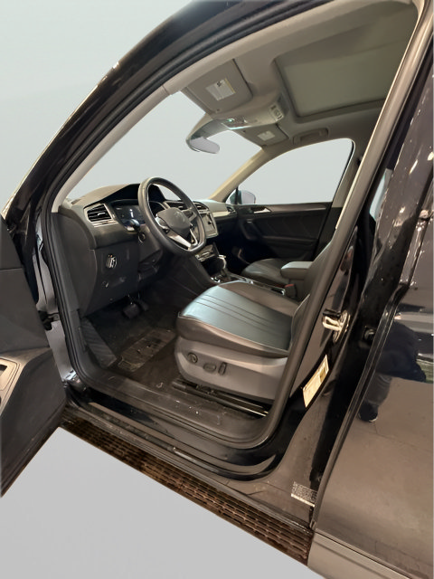 Used 2024 Volkswagen Tiguan SE w/ Panoramic Sunroof Package AWD/4WD image 26