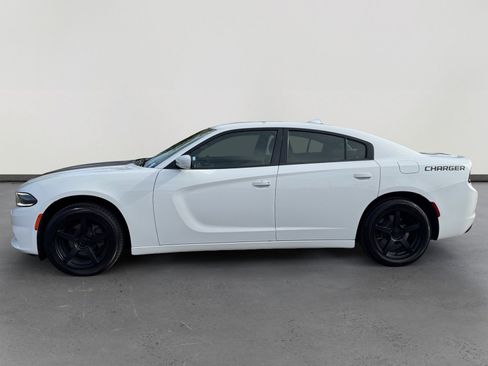 Used 2016 Dodge Charger SXT image 2