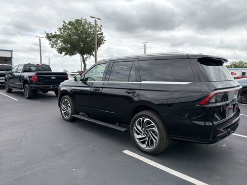 Used 2025 Lincoln Navigator Reserve image 8