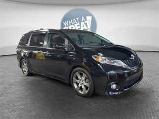 Used 2015 Toyota Sienna SE image 1