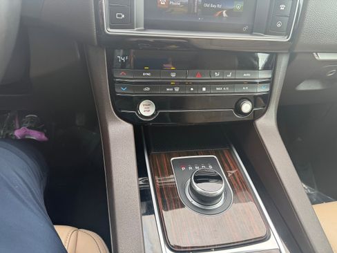 Used 2018 Jaguar F-PACE Prestige image 2