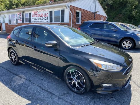 Used 2015 Ford Focus SE w/ SE Sport Package FWD image 3