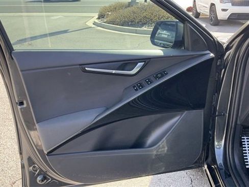 Used 2024 Kia Niro EX Touring image 11