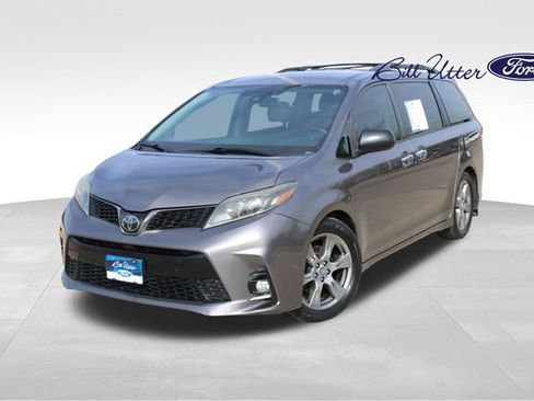 Used 2019 Toyota Sienna SE image 1