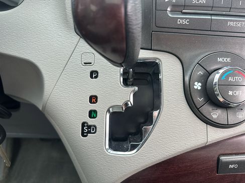 Used 2014 Toyota Sienna XLE image 31