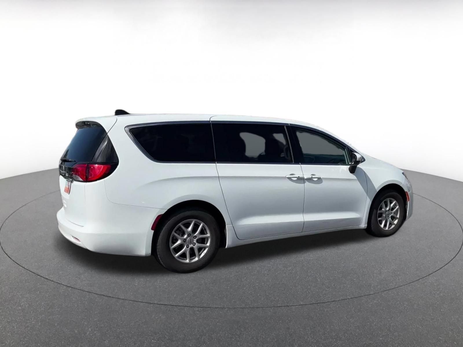 Used 2023 Chrysler Voyager LX FWD image 14