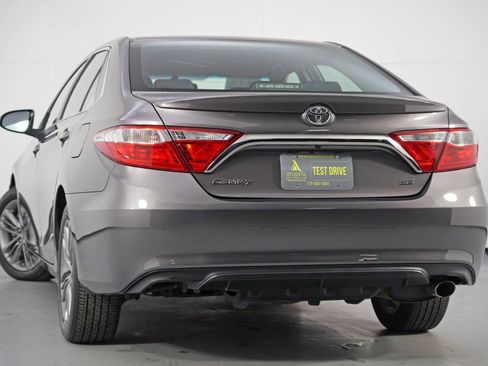 Used 2017 Toyota Camry SE image 5