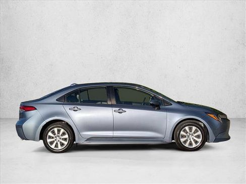 Used 2022 Toyota Corolla LE image 4