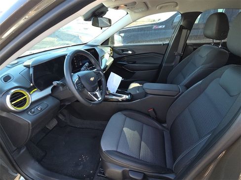 Used 2024 Chevrolet Trax LT w/ LT Convenience Package image 8