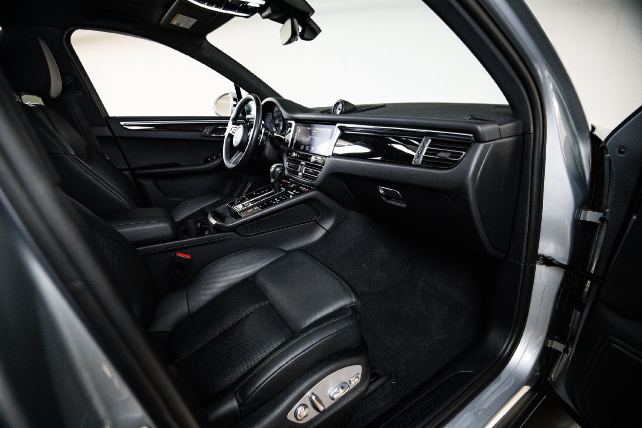 Certified 2023 Porsche Macan AWD/4WD image 28