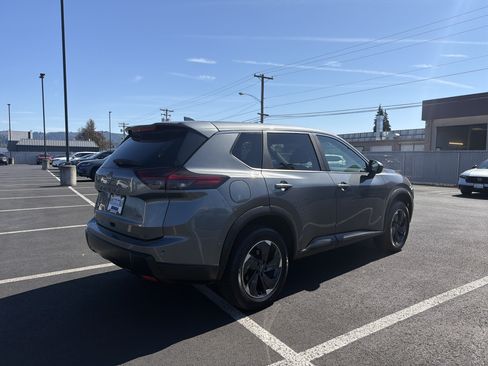 Used 2025 Nissan Rogue SV AWD/4WD image 3