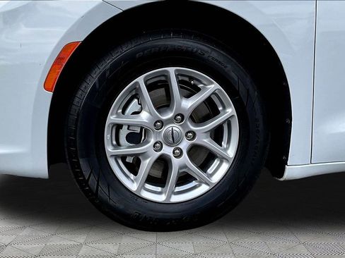 Used 2023 Chrysler Pacifica Touring-L FWD image 32