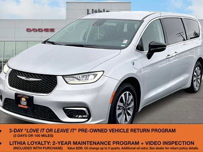 Used 2024 Chrysler Pacifica Select