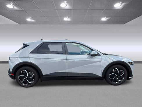 Used 2024 Hyundai Ioniq 5 SE RWD image 4