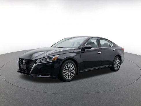 Used 2025 Nissan Altima 2.5 SV FWD image 3