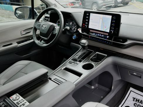 Used 2024 Toyota Sienna Limited image 23