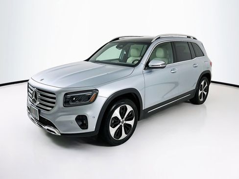 Used 2024 Mercedes-Benz GLB 250 image 3