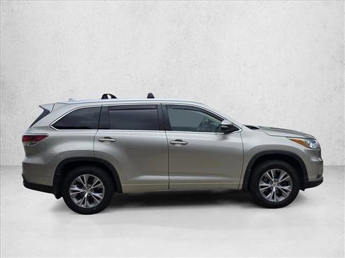 Used 2015 Toyota Highlander XLE AWD/4WD image 2