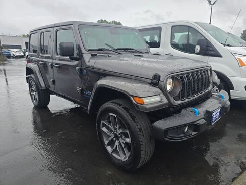 Used 2024 Jeep Wrangler Unlimited image 3