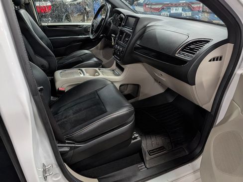 Used 2018 Dodge Grand Caravan SXT FWD image 32