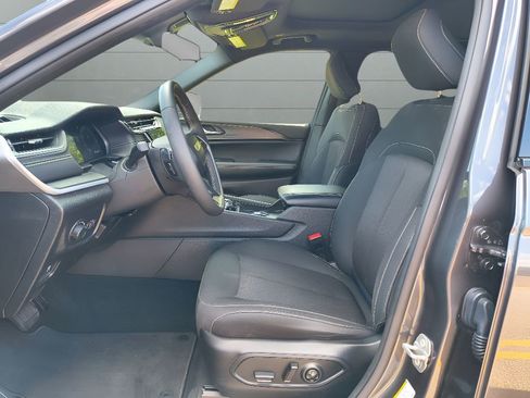 Used 2024 Jeep Grand Cherokee L Laredo image 18