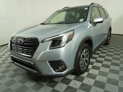 Certified 2024 Subaru Forester Premium AWD/4WD image 3