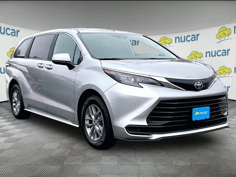 Used 2025 Toyota Sienna LE image 1