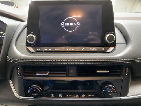 Used 2023 Nissan Rogue SV image 40