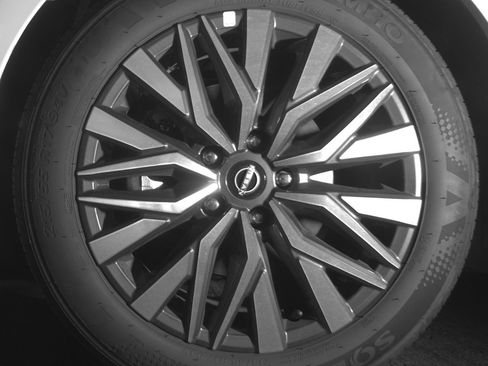 Used 2025 Nissan Altima 2.5 SV FWD image 12