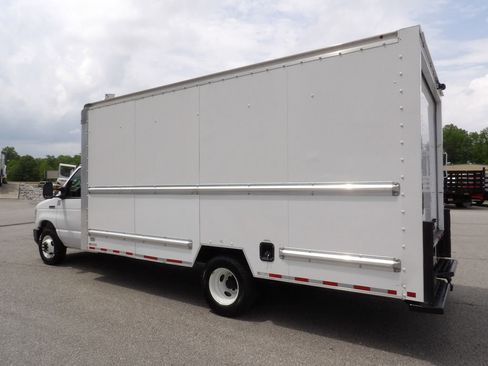 Used 2021 Ford E-350 and Econoline 350 Super Duty image 4