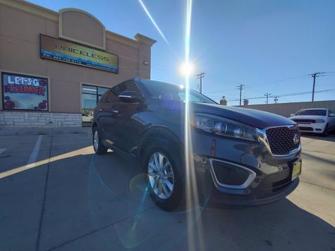 Used 2018 Kia Sorento LX image 2
