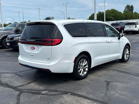 Used 2023 Chrysler Pacifica Touring-L AWD/4WD image 11