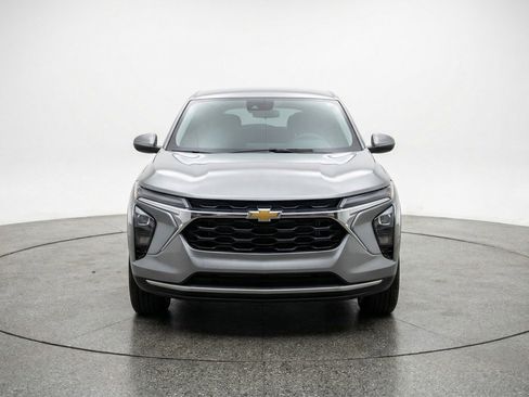 Used 2025 Chevrolet Trax LT w/ LT Convenience Package FWD image 2