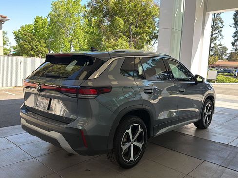 Used 2025 Volkswagen Tiguan SE w/ Panoramic Sunroof Package image 5