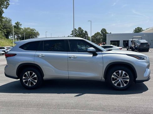 Used 2023 Toyota Highlander XLE FWD image 28