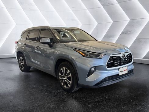 Used 2022 Toyota Highlander XLE image 1