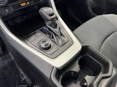 Used 2021 Toyota RAV4 LE image 10