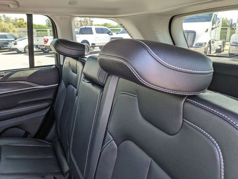 Used 2023 Jeep Grand Cherokee Limited w/ Luxury Tech Group II image 20