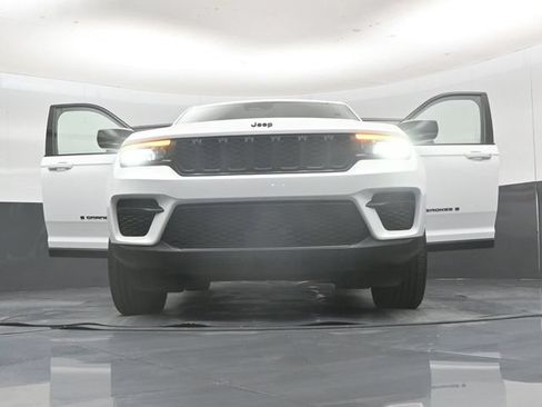 Used 2024 Jeep Grand Cherokee Altitude AWD/4WD image 65