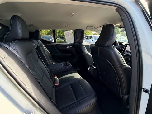 Used 2023 Volvo XC40 B4 Core w/ Convenience Package FWD image 18