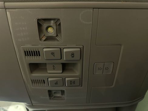 Used 2023 Volkswagen Atlas SEL R-Line image 33