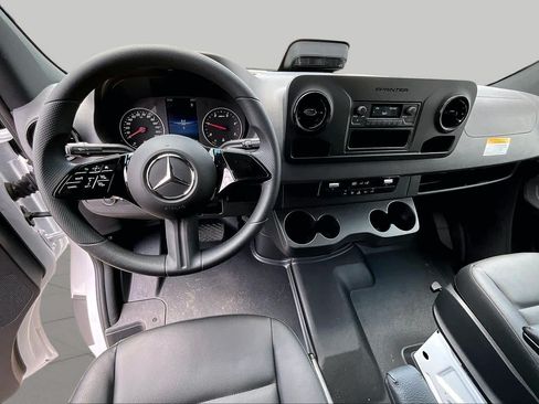 Used 2025 Mercedes-Benz Sprinter 2500 image 6