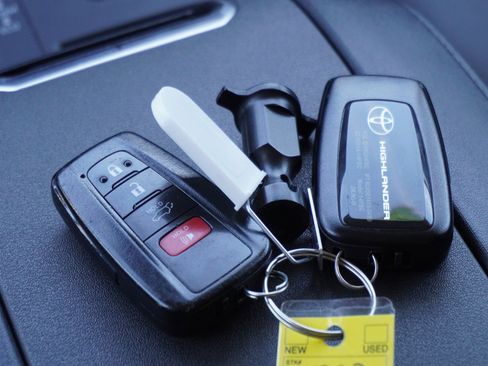 Used 2022 Toyota Highlander XLE image 22