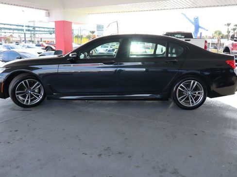Used 2017 BMW 740i image 10