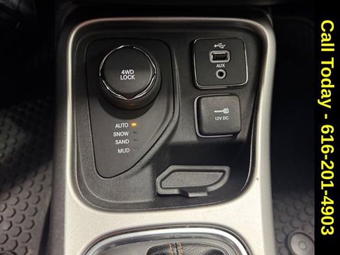 Used 2017 Jeep Compass Latitude w/ Cold Weather Group image 16