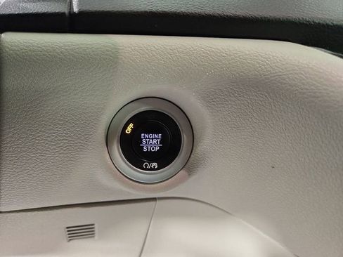 Used 2024 Chrysler Pacifica Touring-L FWD image 24