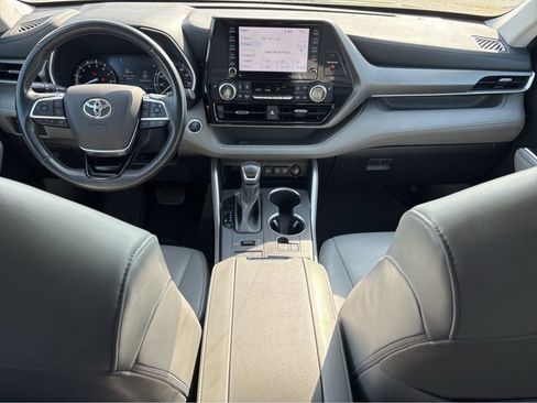 Used 2021 Toyota Highlander XLE AWD/4WD image 24